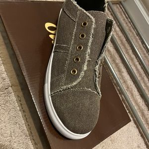 Outwoods causal, sz 8, shoes. Brand new in box!